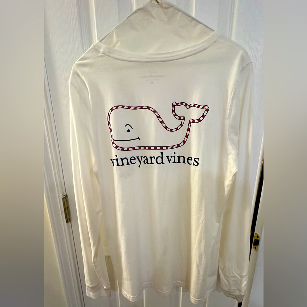 White vineyard vines long sleeve pocket tee. Never worn. Size small medium